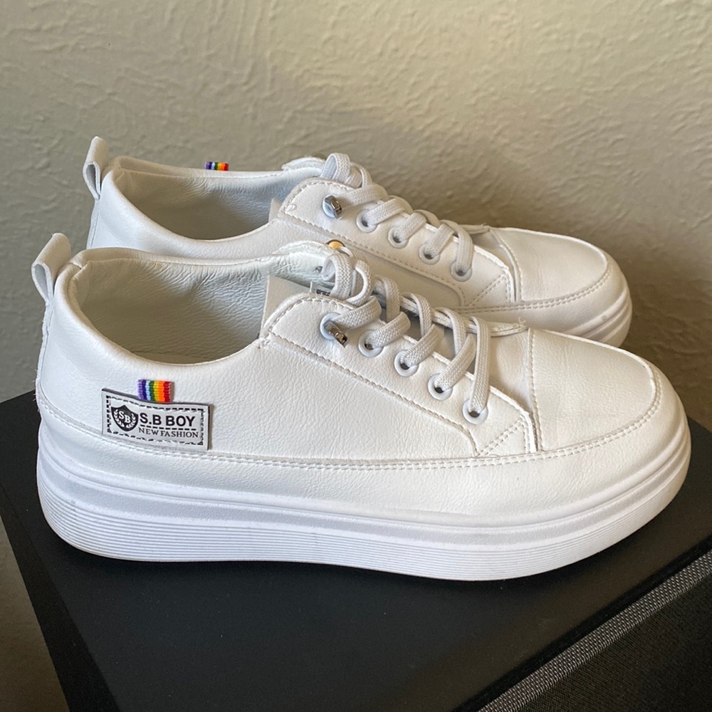 White flat forms platforms
